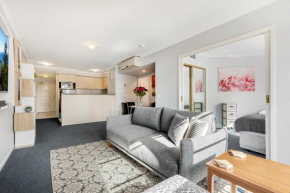 Family Unit with Balcony, Free Trams to CBD Sights